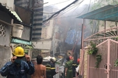 Giải cứu 8 người trong căn nhà bốc cháy ở trung tâm Sài Gòn