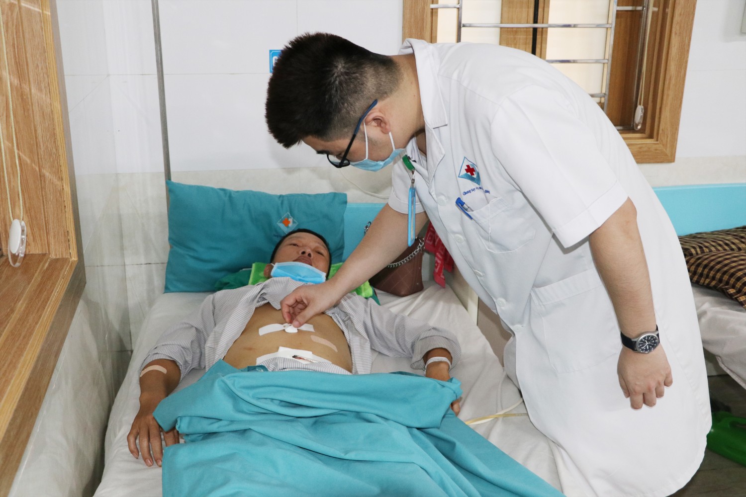 Người đàn ông thủng ruột vì  thói quen ngậm tăm