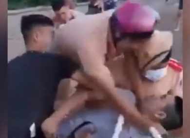 Tạm đình chỉ cán bộ CSGT đấm và chửi tài xế xe tải