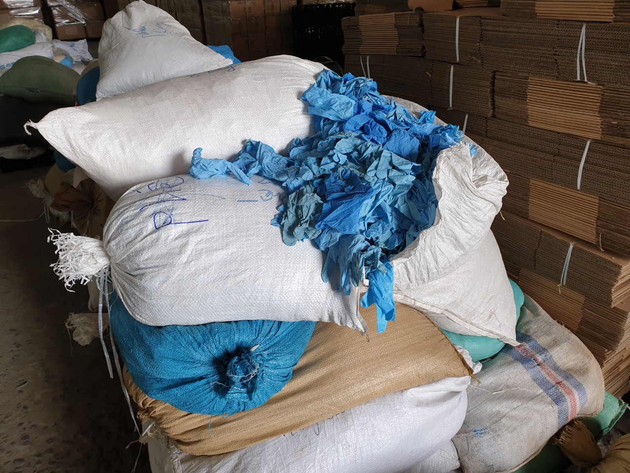 [Kinh hoàng] 2,1 triệu găng tay y tế tái chế chuẩn bị xuất bán ra thị trường