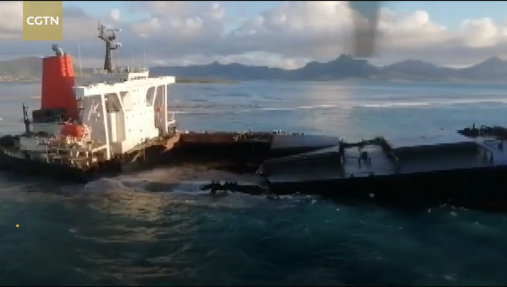 Tàu chở dầu Nhật Bản vỡ đôi trên biển Mauritius