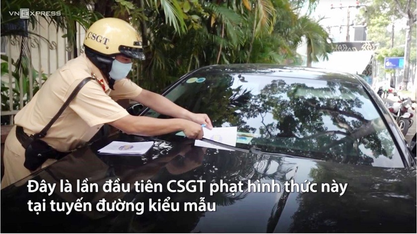 CSGT thí điểm dán phiếu phạt lên ôtô vi phạm