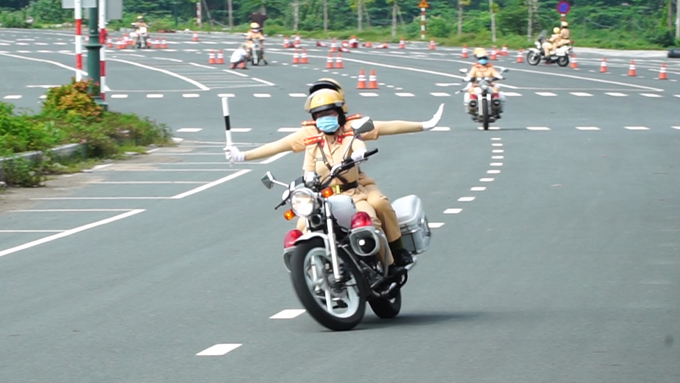 58 nữ CSGT dẫn đoàn đầu tiên ở Sài Gòn