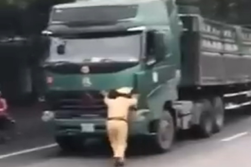 Chở hàng quá tải trọng, lái xe nhấn ga đẩy Cảnh sát giao thông