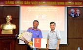 Viện trưởng Lê Minh Trí trao tặng Huy hiệu 30 năm tuổi Đảng cho Vụ trưởng Vụ 15