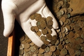 Hai học sinh tìm thấy kho báu tiền xu vàng ròng 1 100 năm tuổi