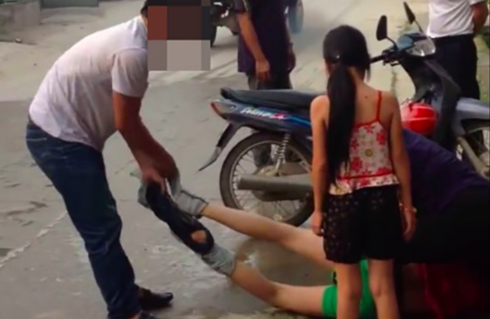 Đối tượng có hình xăm bọ cạp và màn đấm đá, lột quần bạn gái ở ngoài đường