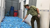 Phát hiện trên 47 tấn găng tay y tế phế phẩm chuẩn bị tái chế mang bán