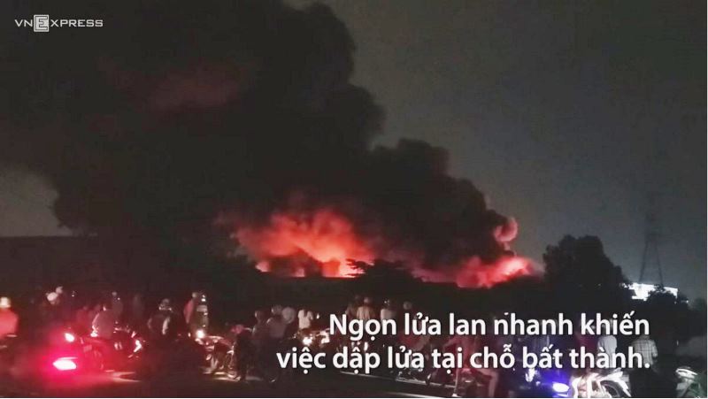 Hiện trường nhà kho rộng hơn 7 000 m2 bốc cháy