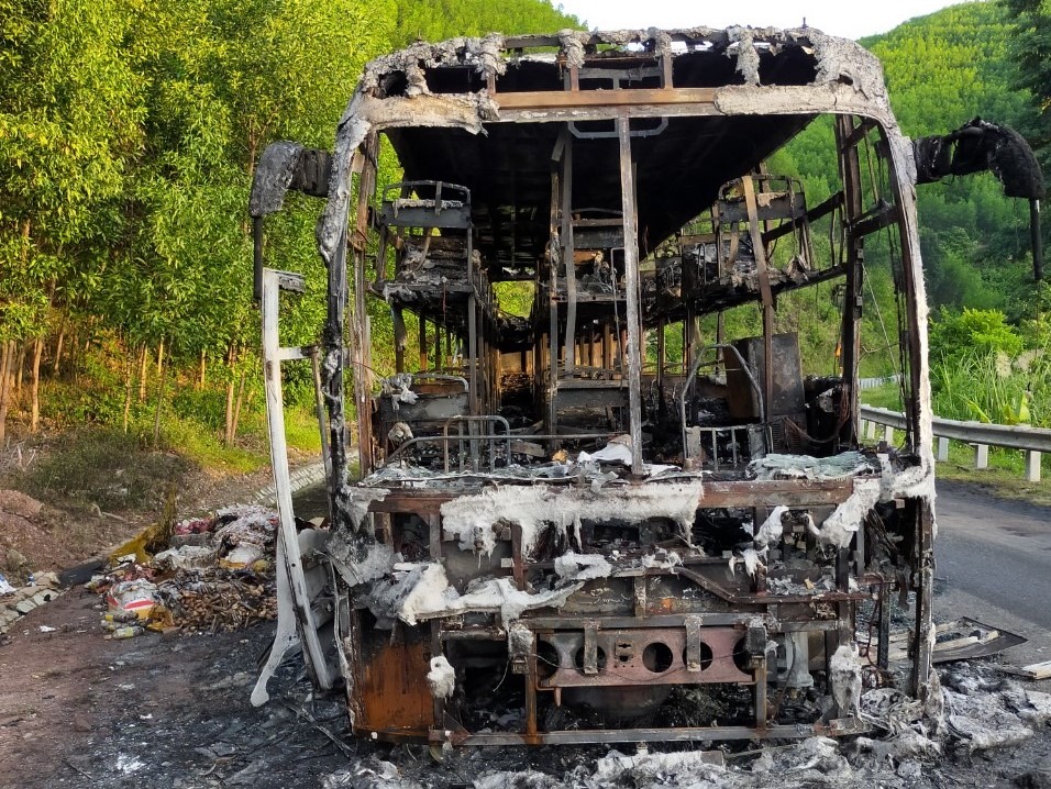 Xe giường nằm chở 40 hành khách cháy rụi lúc nửa đêm