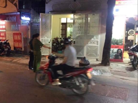 Mâu thuẫn khi đốt vàng mã, người đàn ông bị hàng xóm tạt a xít