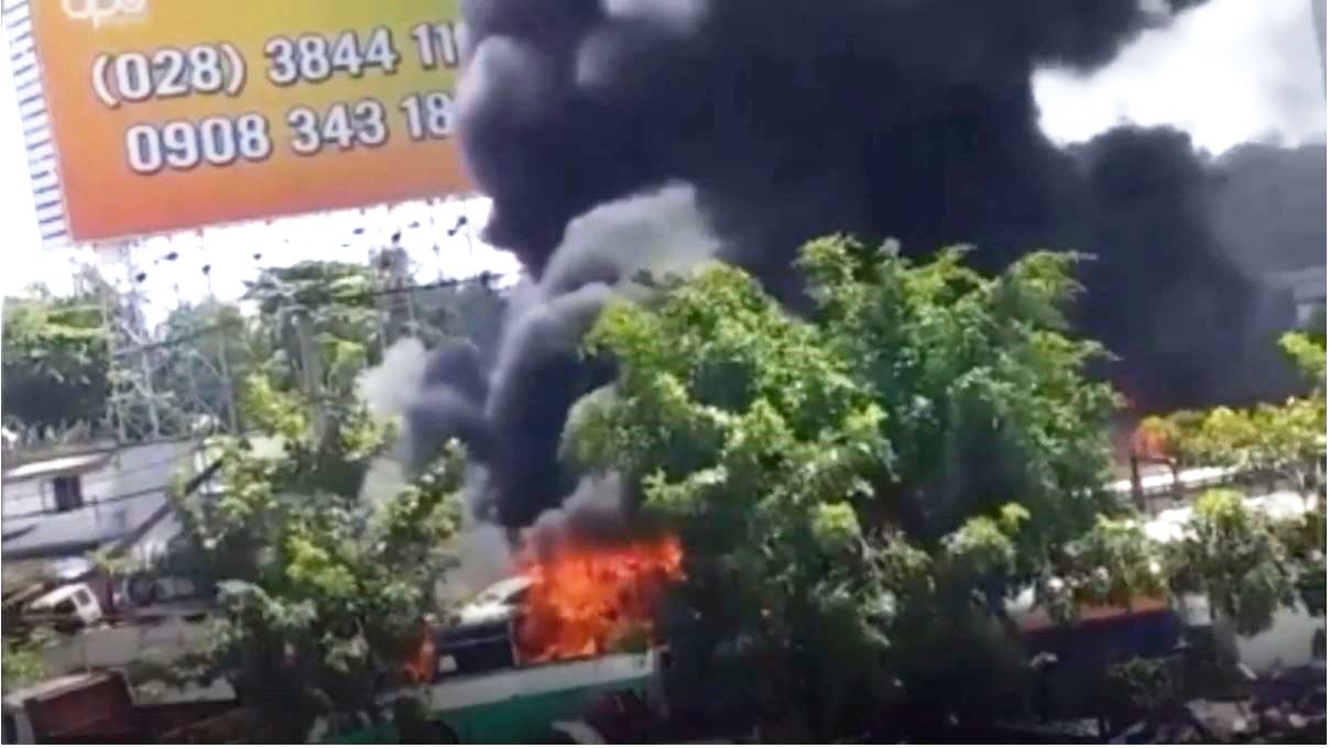 Bãi ôtô ở Sài Gòn bốc cháy giữa trưa