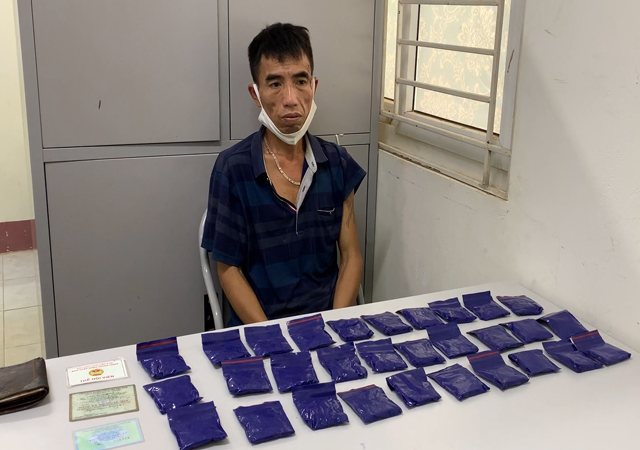 Bắt quả tang đối tượng mua bán trái phép 6 000 viên ma túy tổng hợp