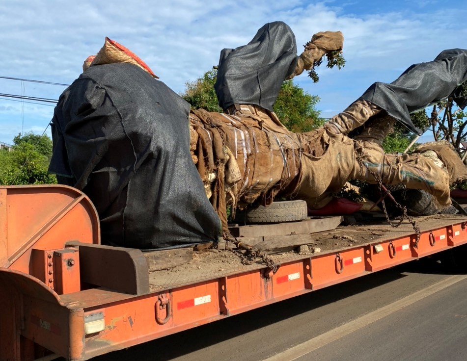Xe đầu kéo chở cây “khủng” nghêng ngang qua mặt nhiều chốt trên quốc lộ