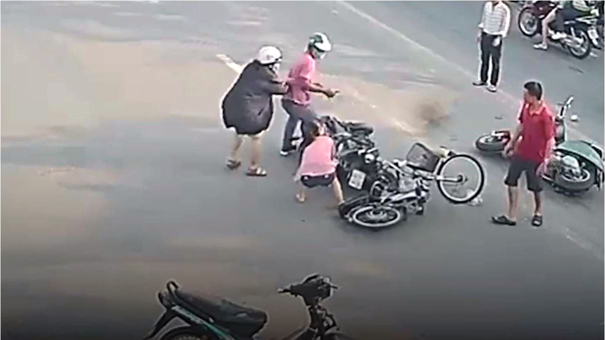 Người dân vây bắt tên cướp giật dây chuyền