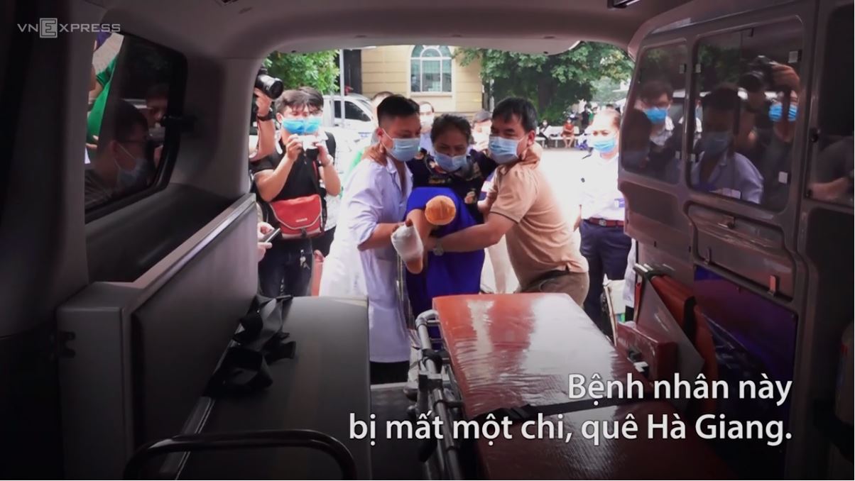 Ông Đoàn Ngọc Hải chở miễn phí bệnh nhân về nhà