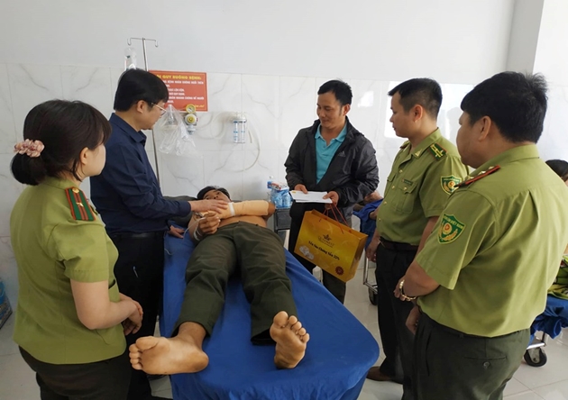 Hai kiểm lâm bị kẻ lạ dùng dao đâm tới tấp lúc nửa đêm