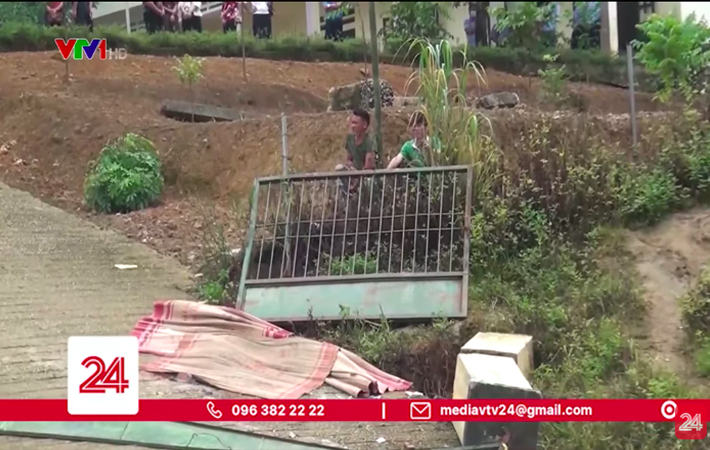 Sập cổng trường, 6 học sinh mầm non thương vong