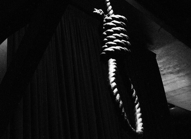 Trung úy Công an chết trong tư thế treo cổ trong nhà vệ sinh