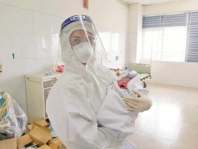 Sản phụ dương tính với COVID-19 vượt cạn thành công