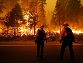 Cháy rừng hoành hành khắp miền Tây Hoa Kỳ, bầu trời đỏ cam như ngày tận thế