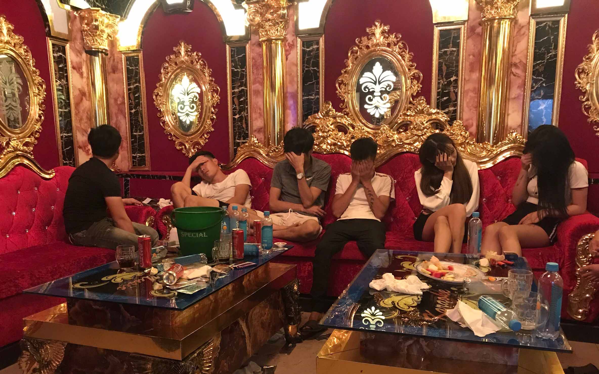 Nhiều thiếu nữ xinh đẹp bị bắt khi đang sử dụng ma tuý