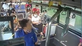 Bị nhắc đeo khẩu trang, người đàn ông nhổ nước bọt vào phụ xe bus