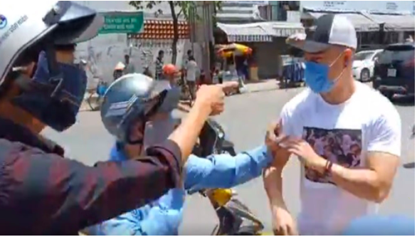 Bị đánh nhập viện ngay tại cổng UBND phường