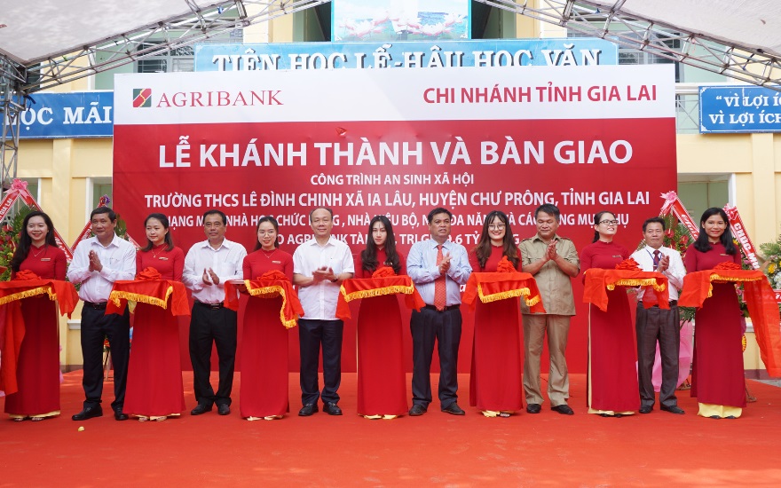 Agribank tiếp sức đồng hành cùng học sinh chào đón năm học mới