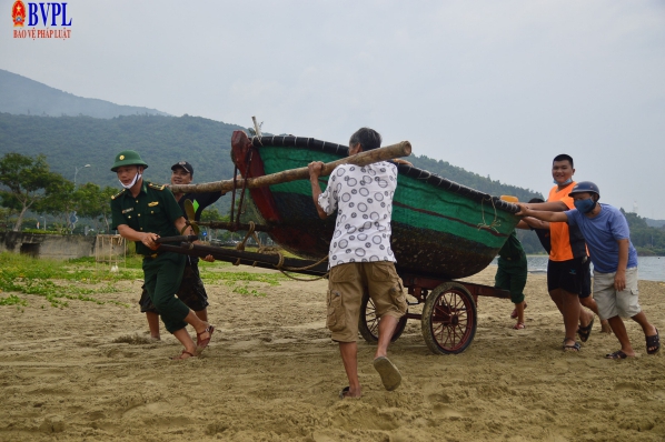 Người dân Đà Nẵng đội mưa neo đậu tàu thuyền chạy bão số 5