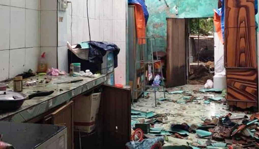 Bão chưa vào, lốc xoáy đã cuốn tốc gần 100 mái nhà dân