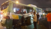 Xe tải đâm ngang hông xe buýt, 20 người được đưa vào bệnh viện cấp cứu