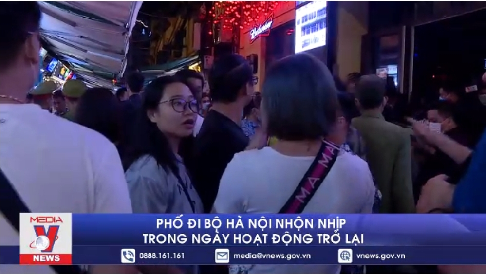 Phố đi bộ Hà Nội nhộn nhịp trong ngày hoạt động trở lại