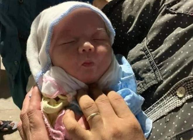 Bé gái bị bỏ trong xe chở rác với lời nhắn “xin ai nhặt được nuôi hộ”