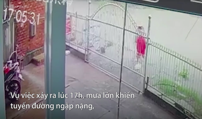 Cảnh sát trắng đêm tìm người phụ nữ bị nước cuốn