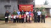 VKSND tỉnh Đắk Nông và khối thi đua số 9 tặng học bổng học sinh có hoàn cảnh khó khăn