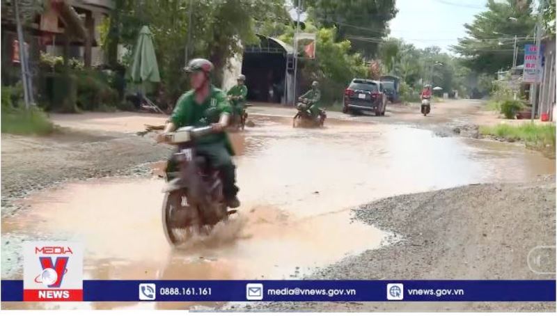 Đường biến thành “sông” ngay giữa trung tâm huyện