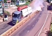 CLIP Hãi hùng cảnh tượng xe tải “cày” nát giải phân cách khiến nhiều người bị thương