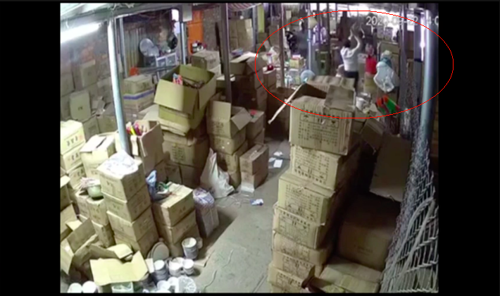 Người đàn ông cầm gậy đánh vợ cũ dã man