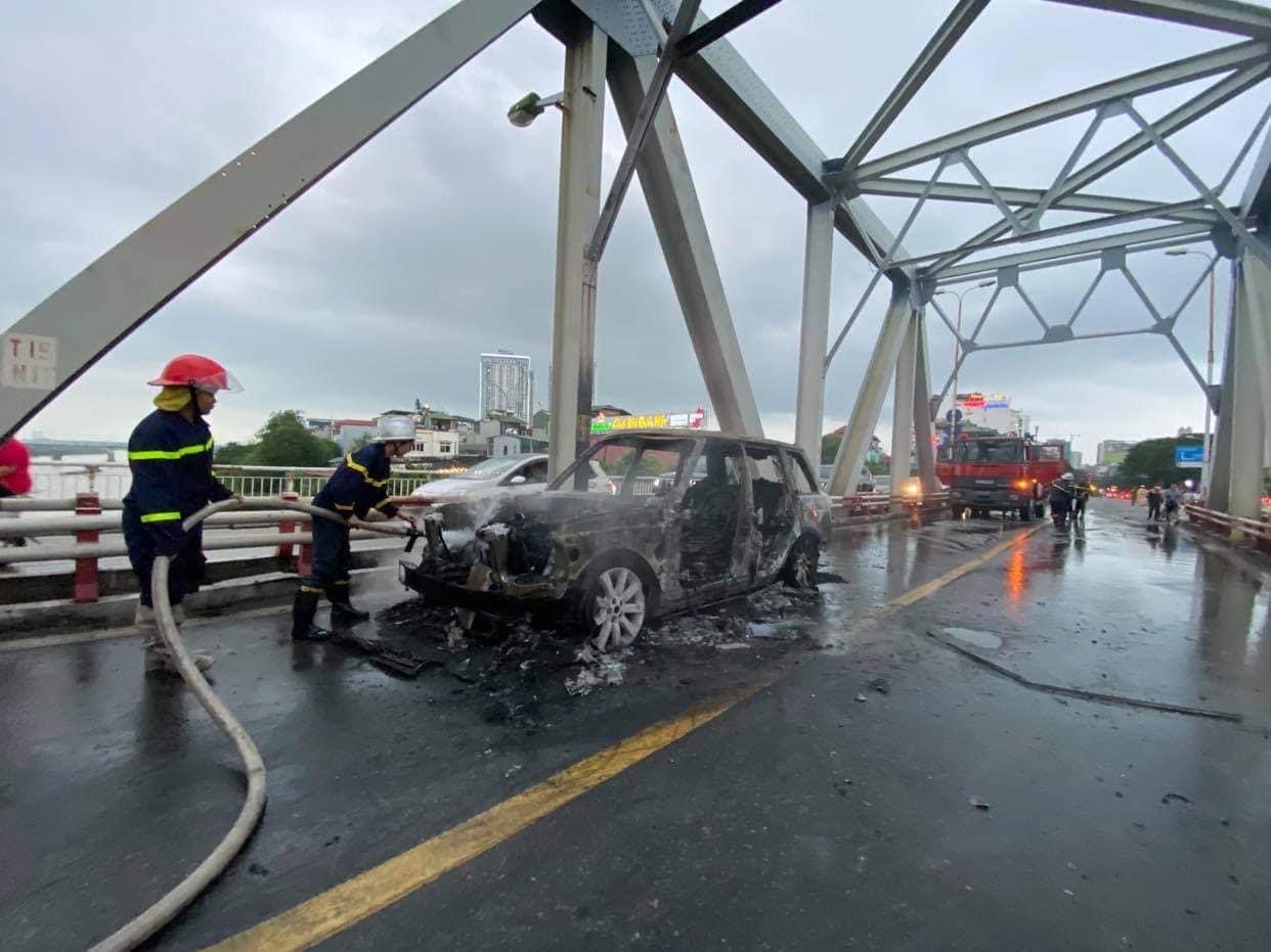 Xe sang Range Rover bốc cháy dữ dội trên cầu Chương Dương