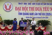 Phó Chủ tịch nước Đặng Thị Ngọc Thịnh tặng quà tại tỉnh Quảng Nam