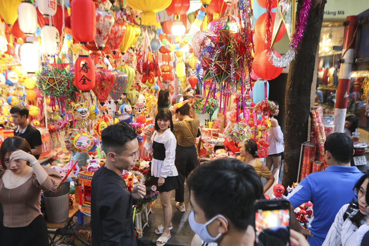 Vui Tết Trung thu, người dân còn lơ là công tác phòng dịch COVID-19