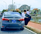 Xe biển xanh dừng đỗ trên cầu chụp ảnh Chủ tịch UBND tỉnh Quảng Bình nói gì