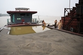 Bắt nhóm “cát tặc” trên sông Hồng thu hơn 500 000 m3 cát