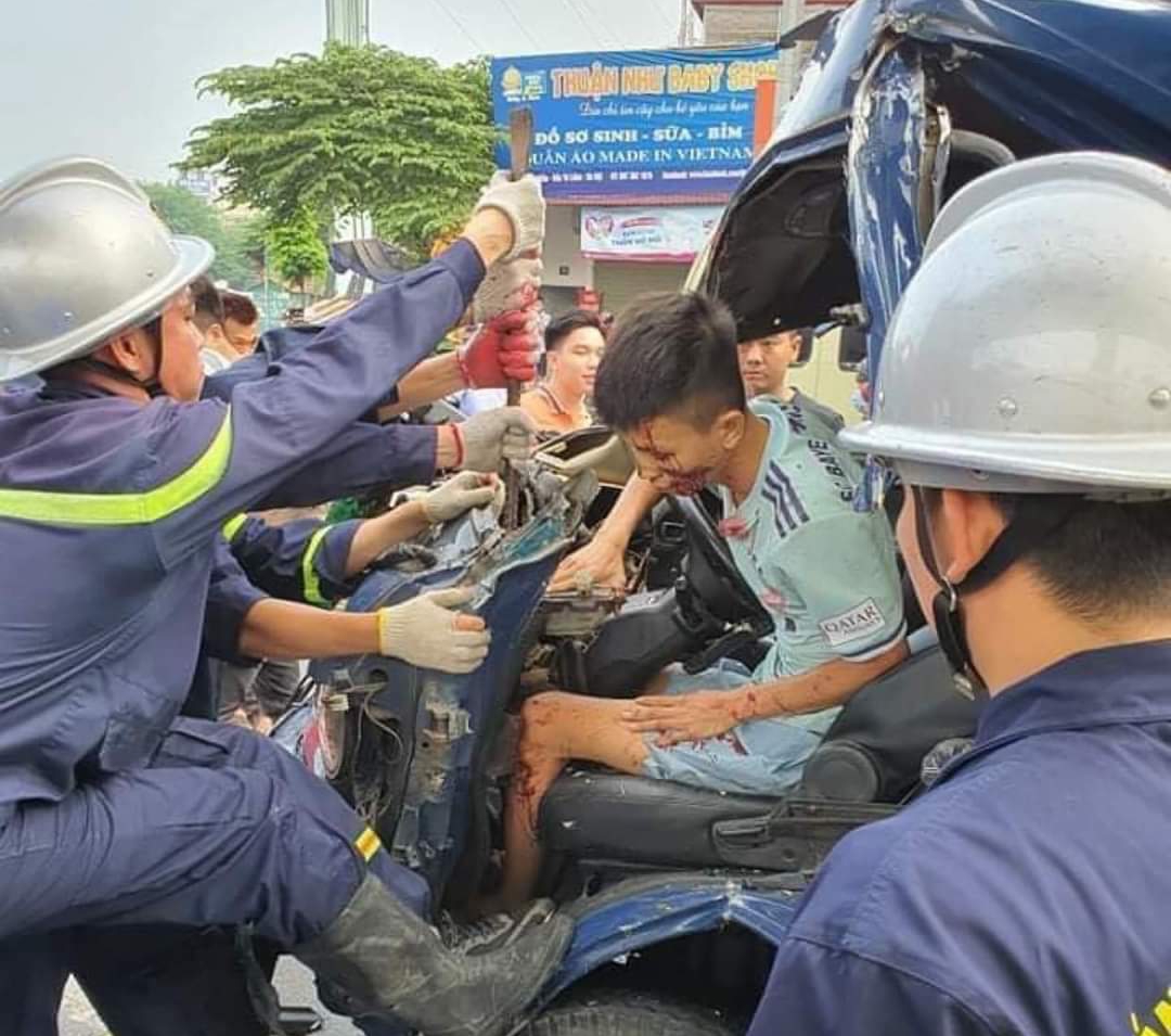 Kịp thời giải cứu tài xế mắc kẹt trong cabin sau tai nạn