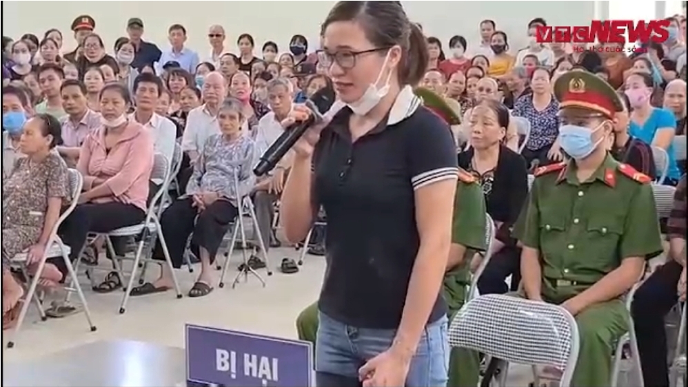 Cô gái bị ép quỳ ở quán Nhắng nướng Hiền Thiện khóc nức nở, kể sự việc tại tòa