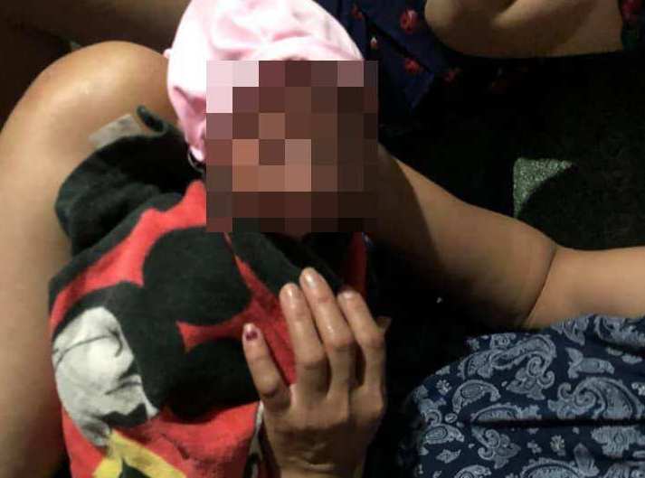 Bé trai sơ sinh còn nguyên dây rốn bị vứt trong thùng carton