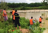 Lực lượng chức năng đội mưa tìm kiếm người dân bị nước lũ cuốn trôi