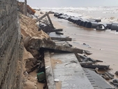 Kè biển 35 tỉ đang thi công ở Quảng Bình bị sóng đánh tan hoang
