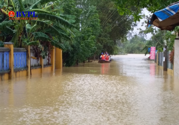Nhiều nơi ở Đà Nẵng và Thừa Thiên Huế vẫn ngập sâu trong nước